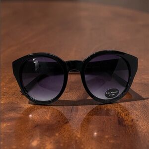 A.J. Morgan Black Round Cat-Eye Sunglasses with Gradient Lenses